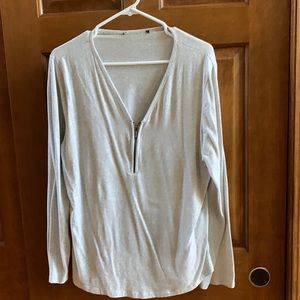 Women’s gray V-neck longsleeve T-shirt, XL.